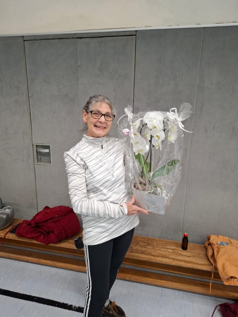 Abschied Emma Kuhn, Emma Kuhn mit Blumen